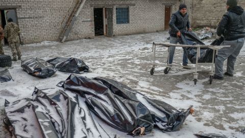 'Autobuses fantasma' de Putin envían en secreto cadáveres de jóvenes reclutas devastados fuera de Ucrania