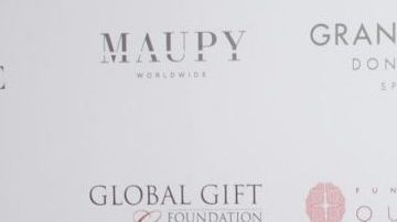 Luis Fonsi y Águeda López en un evento de Global Gift.