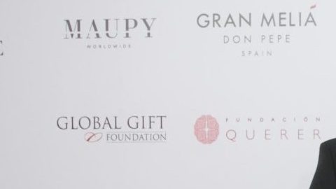 Luis Fonsi y Águeda López en un evento de Global Gift.