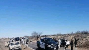 Persecución y balacera entre narcotraficantes del Cártel del Noreste y policías mexicanos en la frontera.