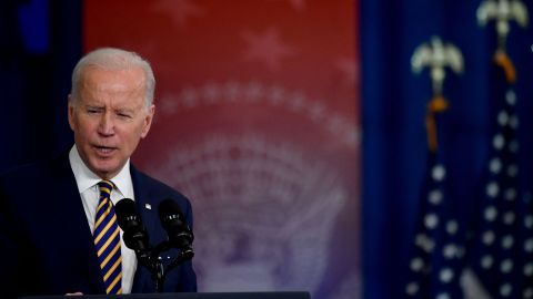 Biden dice que no puede hacer mucho para detener el aumento en los precios de la gasolina y culpa a Rusia