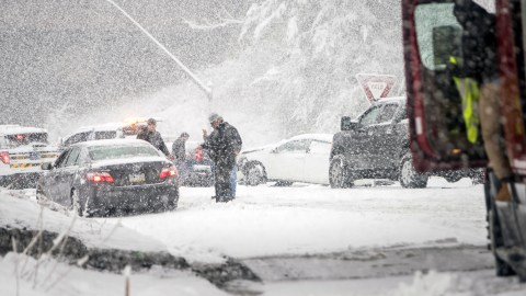 Choque en cadena mata al menos a tres y provoca escenario caótico en carretera de Pennsylvania