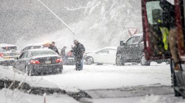 Choque en cadena mata al menos a tres y provoca escenario caótico en carretera de Pennsylvania