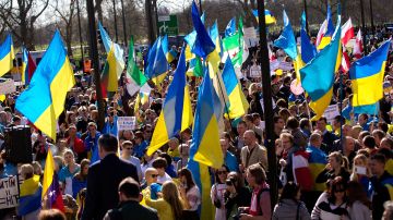 Civiles ucranianos forman barricada humana para impedir el avance ruso hacia la planta atómica más grande de Europa para evitar catástrofe nuclear