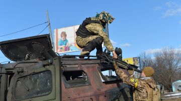 Conversaciones entre Ucrania y Rusia se estancan, mientras convoy de tanques de Putin se prepara para asaltar Kiev