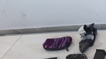 Detienen a pareja estadounidense con arsenal.