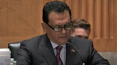 El alguacil Ed González enfrenta complicaciones para su confirmación como director de ICE.