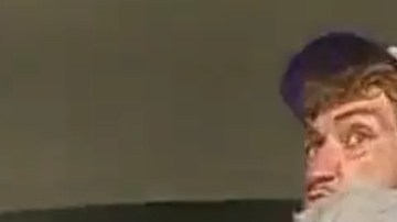 Captura de video del ataque al oficial de policía con un bate en El Cajón, California.