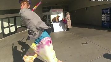 Captura de video del ataque al oficial de policía con un bate en El Cajón, California.