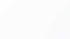 Javier Ceriani le zampa besos a Adela Micha delante de Elisa Beristain.