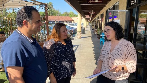 Cristina García entrega un reconocimiento a los dueños del restaurante Green Olive en Downey.