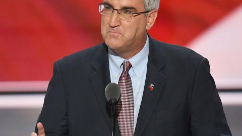 Eric Holcomb envió una carta a la Cámara de Representantes explicando su desacuerdo.