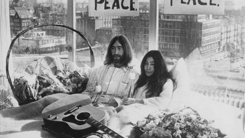 Después de su boda, John Lennon y Yoko Ono organizaron su famosa cama en Amsterdam, donde organizaron una conferencia de prensa y lucharon por la paz.