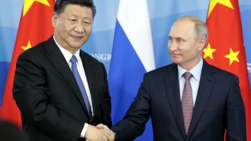 China y Rusia podrían estar trabajando en equipo, según reveló el tarot a Deseret Tavares.