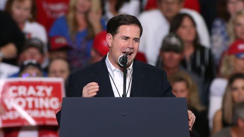 El gobernador de Arizona Doug Ducey