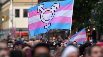 Una bandera del orgullo transgénero ondea en el 50 aniversario de los disturbios de Stonewall en Nueva York, el 28 de junio de 2019.