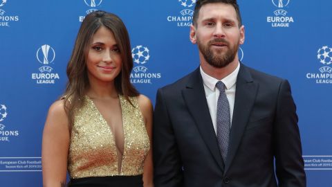 Antonela Roccuzzo posa con Lionel Messi.