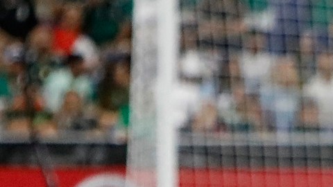Nicolás Tagliafico enfrentando a Héctor Herrera en un amistoso.