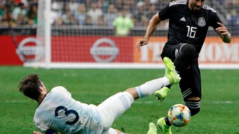 Nicolás Tagliafico enfrentando a Héctor Herrera en un amistoso.