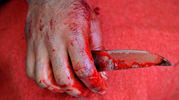 Mujer en Vietnam le corta con un cuchillo los genitales a su esposo tras abusar de su hija