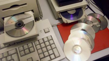 El disco compacto (conocido popularmente como CD por las siglas en inglés de Compact Disc) es un disco óptico utilizado para almacenar datos en formato digital, consistentes en cualquier tipo de información.