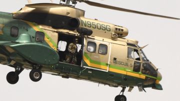 Un helicóptero Super Puma Rescue 5 del Departamento del Sheriff de Los Ángeles