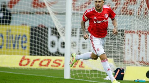 Paolo Guerrero visitó la camiseta del Internacional de Porto Alegre en Brasil.