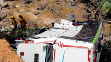 Luto en Colombia, bus escolar cae a precipicio y mueren seis niños
