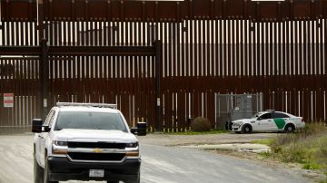 Muro de Trump resulta inservible, contrabandistas mexicanos logran “perforarlo” más de 3,000 veces