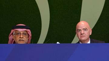 Gianni Infantino (d) en su última visita a Abu Dhabi, una de las sedes del Mundial Qatar 2022.