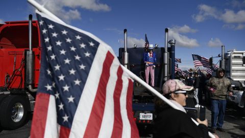 Cientos de camioneros toman calles de Washington D.C. y ralentizan el tráfico