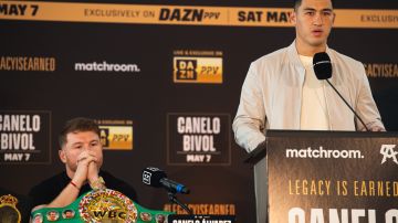 Dmitry Bivol (i) se muestra confiado en destronar a Saúl 'Canelo' Álvarez (i), el mejor boxeador del momento.