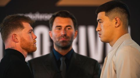 Careo entre Saúl 'Canelo' Álvarez (i) y el ruso Dmitry Bivol (d) el pasado 2 de marzo.