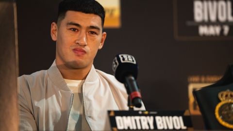 Dmitry Bivol enfrentará al Canelo Álvarez el 7 de mayo.