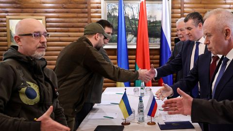 Ucrania y Rusia acuerdan creación de corredores humanitarios con alto al fuego temporal para evacuar civiles