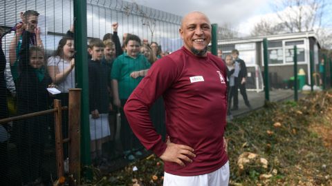 El brasileño debutó en Inglaterra a los 48 años de edad.