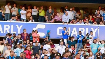 Hernán Cristante junto a un aficionado de Querétaro en La Corregidora.