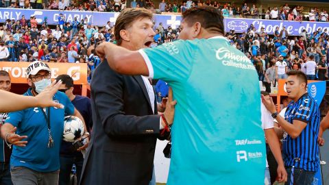 Hernán Cristante junto a un aficionado de Querétaro en La Corregidora.