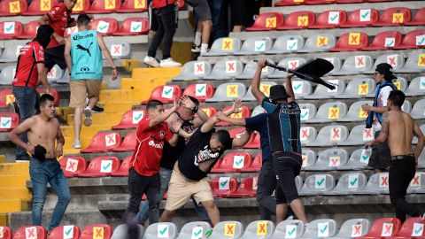 Las barras de Gallos Blancos de Querétaro y Atlas se enfrentaron en el Estadio La Corregidora.