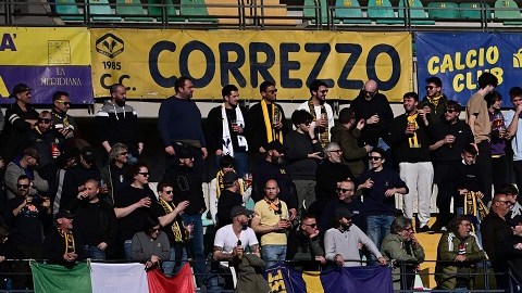 Aficionados del Hellas Verona en el estadio, durante el partido contra Napoli.