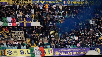 Aficionados del Hellas Verona en el estadio, durante el partido contra Napoli.