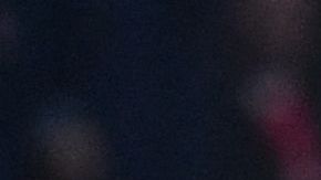 La jugada de la polémica: Edson Álvarez (d) enfrenta al jugador del Benfica, Goncalo Guedes (i).