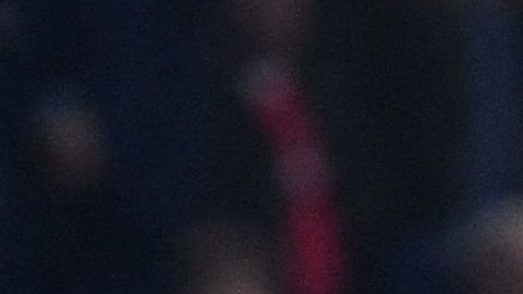 La jugada de la polémica: Edson Álvarez (d) enfrenta al jugador del Benfica, Goncalo Guedes (i).