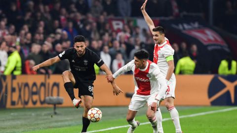 La jugada de la polémica: Edson Álvarez (d) enfrenta al jugador del Benfica, Goncalo Guedes (i).