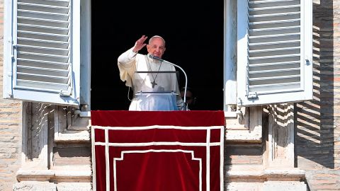 Papa Francisco dice sentir "vergüenza" porque países quieren gastar el 2% del PIB en armas