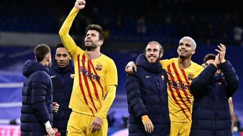 El capitán del FC Barcelona, Gerard Piqué, celebra la victoria sobre el Real Madrid en La Liga española.