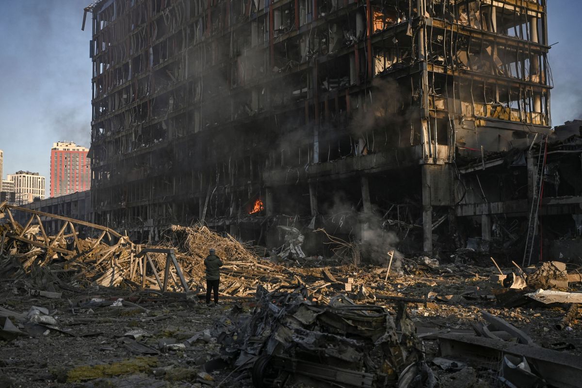 Ascienden a ocho los muertos en bombardeo contra centro comercial en Kiev -  La Opinión