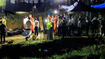 Equipos de rescate de China recuperan una caja negra del avión accidentado