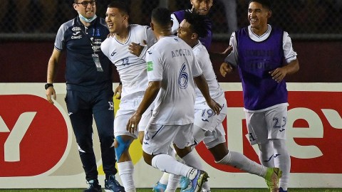 Los hondureños celebran el gol del empate frente a Panamá.