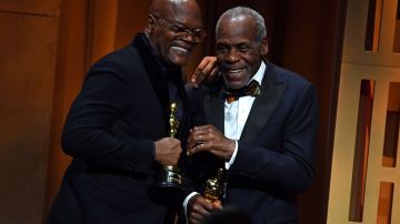 Samuel L. Jackson (izq.) y Danny Glover con sus Oscars honoríficos en los 12º Governors Awards.